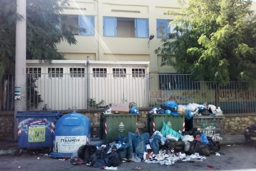 Πάτρα: Βρωμιά και δυσοσμία στην πόρτα του 26ου Δημοτικού σχολείου ΦΩΤΟ