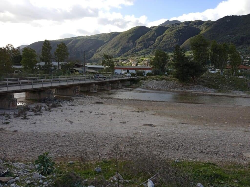 Αχαΐα: Στέρεψε, ξαφνικά, ο μεγαλύτερος ποταμός Σελινούντας, παρά τις πολλές βροχές, αλλά...με εργοστάσιο «ρουφήχτρα» ΦΩΤΟ