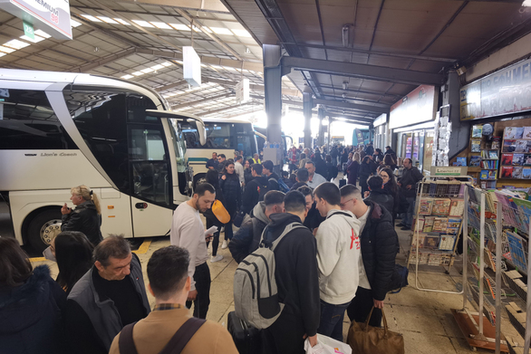 Πάτρα: Κάθοδος χιλιάδων επισκεπτών για το Καρναβάλι - Πάνω από 200 λεωφορεία - Μειωμένη η κίνηση στα ΙΧ ΦΩΤΟ 26 Πάτρα: Κάθοδος χιλιάδων επισκεπτών για το Καρναβάλι - Πάνω από 200 λεωφορεία - Μειωμένη η κίνηση στα ΙΧ ΦΩΤΟ