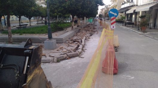 Πάτρα: Ακόμα δεν φτιάχτηκε και άνοιξε τρύπες ο πεζόδρομος Τριών Ναυάρχων ΦΩΤΟ