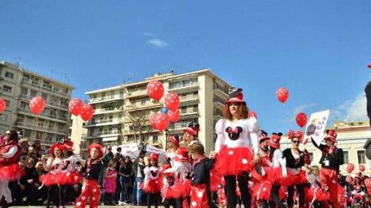 Πάτρα: Το Καρναβάλι των Μικρών - Πάνω από 20.000 παιδιά και Άρματα στους δρόμους ΒΙΝΤΕΟ