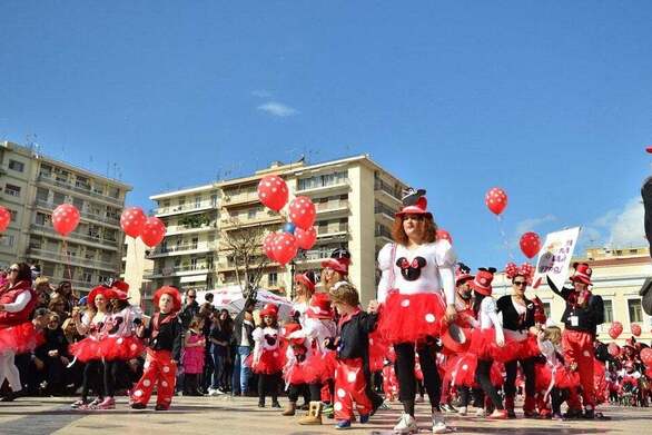 Πάτρα: Το Καρναβάλι των Μικρών – Πάνω από 20.000 παιδιά και Άρματα στους δρόμους ΒΙΝΤΕΟ