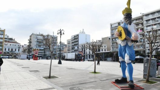 ΘέατροΚαρναβαλοΞεφαντώματα, στην Πάτρα με κωμικά δρώμενα