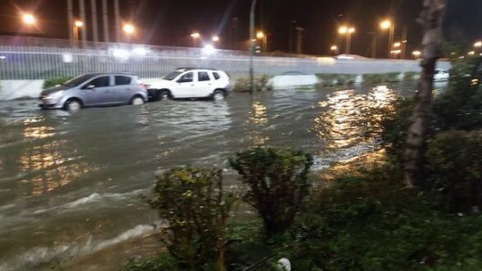 Ακτή Δυμαίων - Πάτρα: Απειλήθηκαν σπίτια και οδηγοί από πλημμύρες - Κλειστός ο δρόμος - Σύσκεψη, χωρίς λύση ΦΩΤΟ