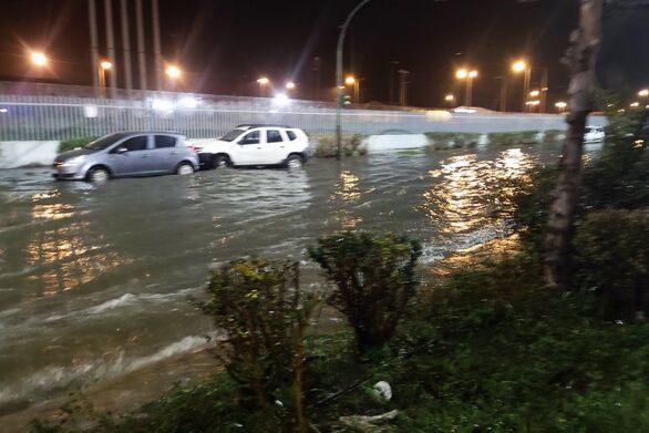 Ακτή Δυμαίων - Πάτρα: Απειλήθηκαν σπίτια και οδηγοί από πλημμύρες - Κλειστός ο δρόμος - Σύσκεψη, χωρίς λύση ΦΩΤΟ