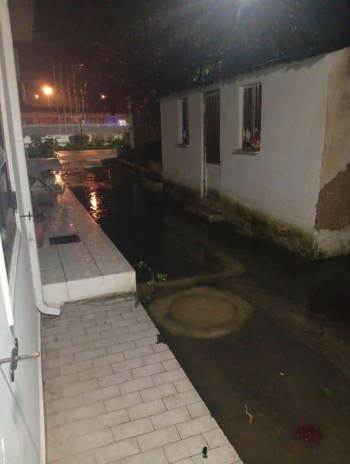 Ακτή Δυμαίων - Πάτρα: Απειλήθηκαν σπίτια και οδηγοί από πλημμύρες - Κλειστός ο δρόμος - Σύσκεψη, χωρίς λύση ΦΩΤΟ