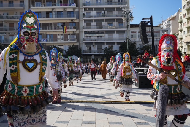 «Πλημμύρισε» παραδοσιακές φορεσιές και δρώμενα η πρωτεύουσα του Καρναβαλιού ΦΩΤΟΡΕΠΟΡΤΑΖ 41 «Πλημμύρισε» παραδοσιακές φορεσιές και δρώμενα η πρωτεύουσα του Καρναβαλιού ΦΩΤΟΡΕΠΟΡΤΑΖ