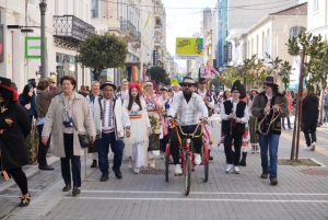 «Πλημμύρισε» παραδοσιακές φορεσιές και δρώμενα η πρωτεύουσα του Καρναβαλιού ΦΩΤΟΡΕΠΟΡΤΑΖ 39 «Πλημμύρισε» παραδοσιακές φορεσιές και δρώμενα η πρωτεύουσα του Καρναβαλιού ΦΩΤΟΡΕΠΟΡΤΑΖ