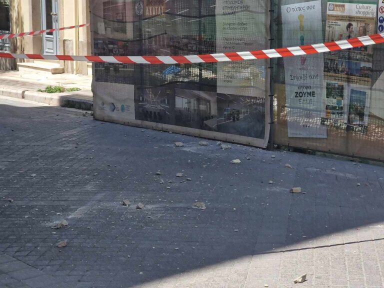 Πάτρα: Κατέρρευσε τμήμα παλιού κτιρίου από την βροχή 24 Πάτρα: Κατέρρευσε τμήμα παλιού κτιρίου από την βροχή