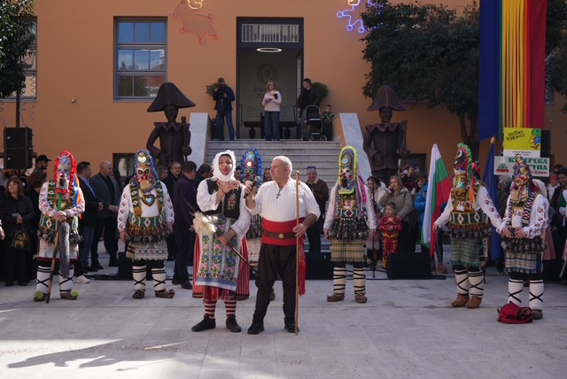 «Πλημμύρισε» παραδοσιακές φορεσιές και δρώμενα η πρωτεύουσα του Καρναβαλιού ΦΩΤΟΡΕΠΟΡΤΑΖ 48 «Πλημμύρισε» παραδοσιακές φορεσιές και δρώμενα η πρωτεύουσα του Καρναβαλιού ΦΩΤΟΡΕΠΟΡΤΑΖ