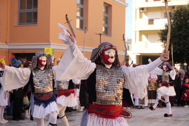«Πλημμύρισε» παραδοσιακές φορεσιές και δρώμενα η πρωτεύουσα του Καρναβαλιού ΦΩΤΟΡΕΠΟΡΤΑΖ 29 «Πλημμύρισε» παραδοσιακές φορεσιές και δρώμενα η πρωτεύουσα του Καρναβαλιού ΦΩΤΟΡΕΠΟΡΤΑΖ