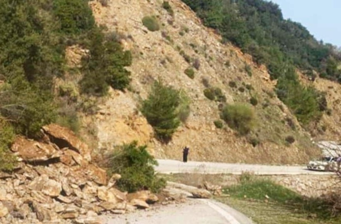 Αχαΐα: Κατολίσθηση μεταξύ Αιγίου και Καλαβρύτων, σε δρόμο απροσπέλαστο