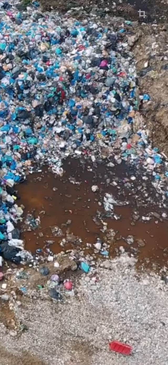 Αίγιο: «Βουνό» από σκουπίδια δίπλα σε ποτάμι, απειλούν με μόλυνση θάλασσα και υδροφόρο ορίζοντα ΦΩΤΟ