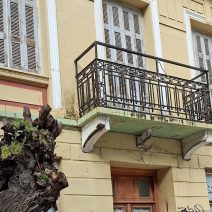 Πάτρα: Μπαλκόνια κτιρίων έτοιμα να καταρρεύσουν μετά τις βροχές - Εικόνες τρόμου στο κέντρο ΦΩΤΟ