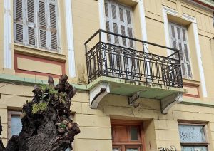 Πάτρα: Μπαλκόνια κτιρίων έτοιμα να καταρρεύσουν μετά τις βροχές - Εικόνες τρόμου στο κέντρο ΦΩΤΟ