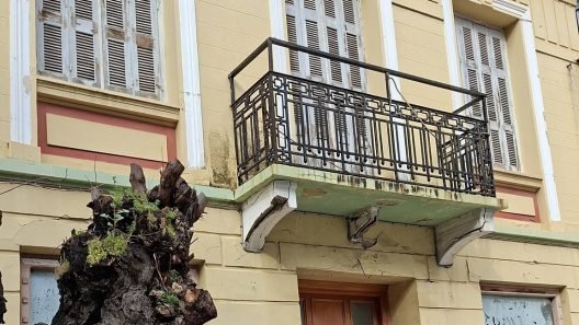 Πάτρα: Μπαλκόνια κτιρίων έτοιμα να καταρρεύσουν μετά τις βροχές - Εικόνες τρόμου στο κέντρο ΦΩΤΟ