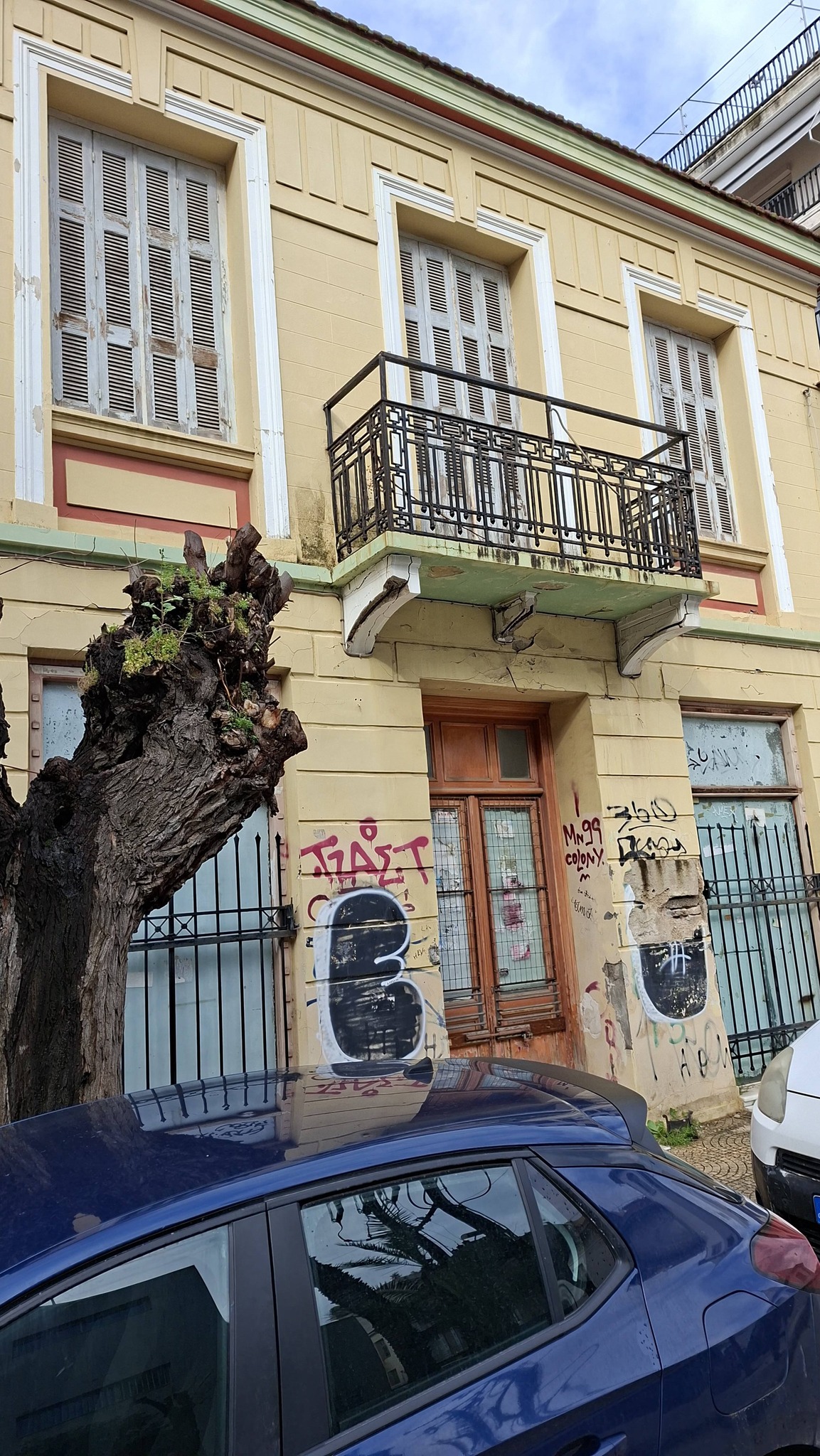 Πάτρα: Μπαλκόνι έτοιμο να πέσει, κίνδυνος για πεζούς ΦΩΤΟ