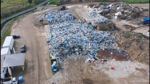 Αίγιο: Πανελλαδικώς σάλος για τόνους σκουπιδιών σε ποτάμι ΦΩΤΟ