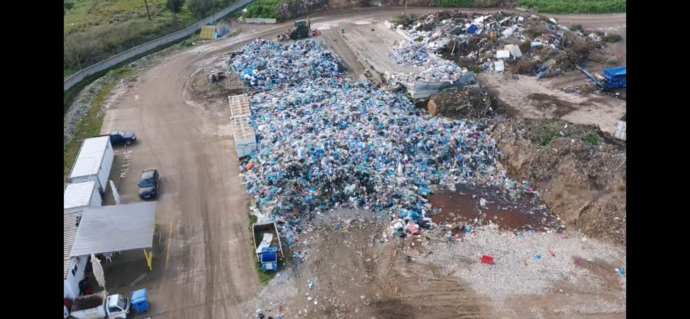 Αίγιο: «Βουνό» από σκουπίδια δίπλα σε ποτάμι, απειλούν με μόλυνση θάλασσα και υδροφόρο ορίζοντα ΦΩΤΟ