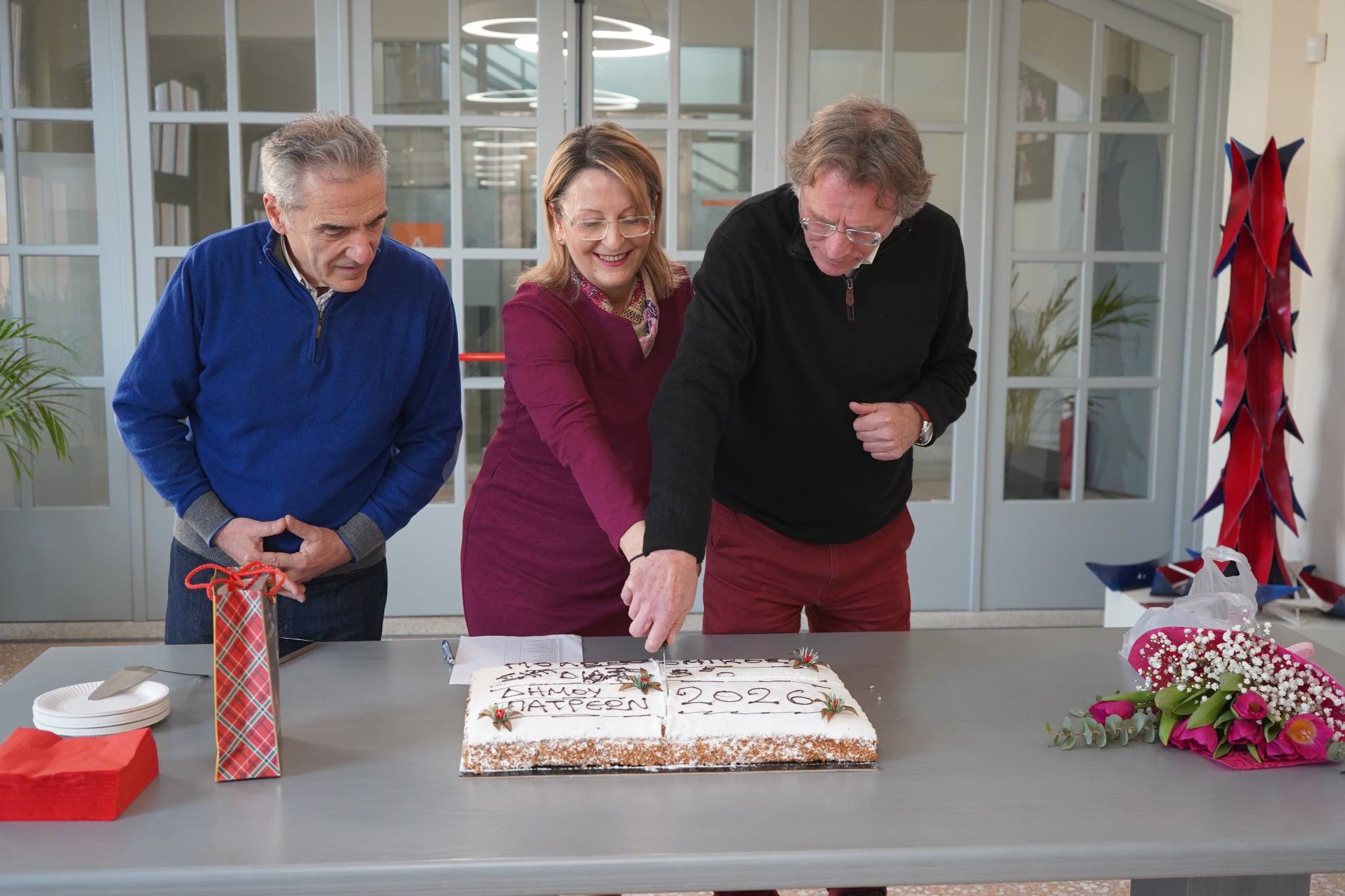Ευχές και δωράκι στην Τογιοπούλου, στην Πολεοδομία Πατρών ΦΩΤΟ