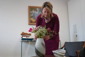 Ευχές και δωράκι στην Τογιοπούλου, στην Πολεοδομία Πατρών ΦΩΤΟ