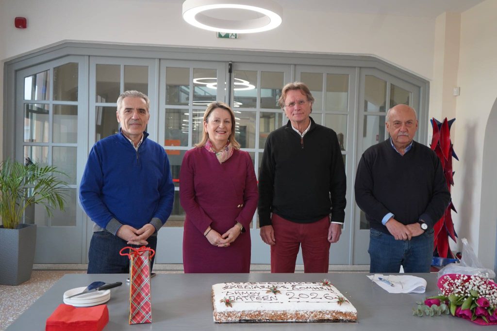 Ευχές και δωράκι στην Τογιοπούλου, στην Πολεοδομία Πατρών ΦΩΤΟ