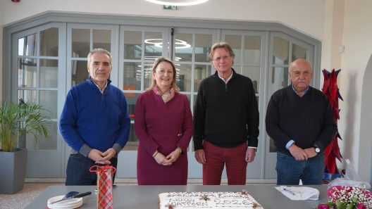 Ευχές και δωράκι στην Τογιοπούλου, στην Πολεοδομία Πατρών ΦΩΤΟ