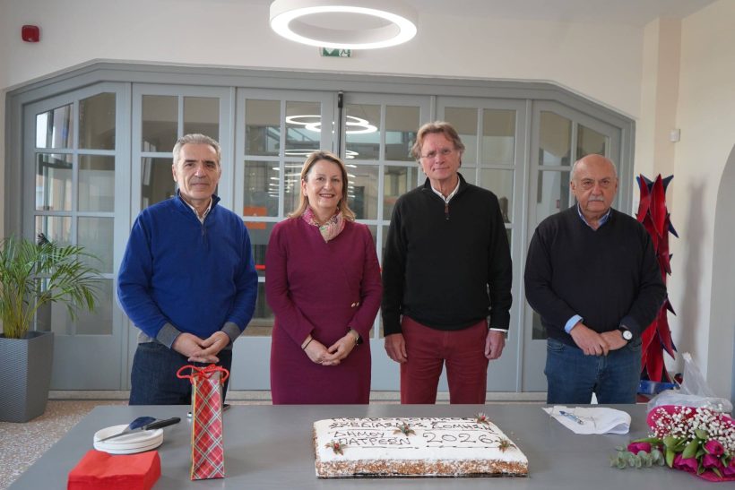 Ευχές και δωράκι στην Τογιοπούλου, στην Πολεοδομία Πατρών ΦΩΤΟ