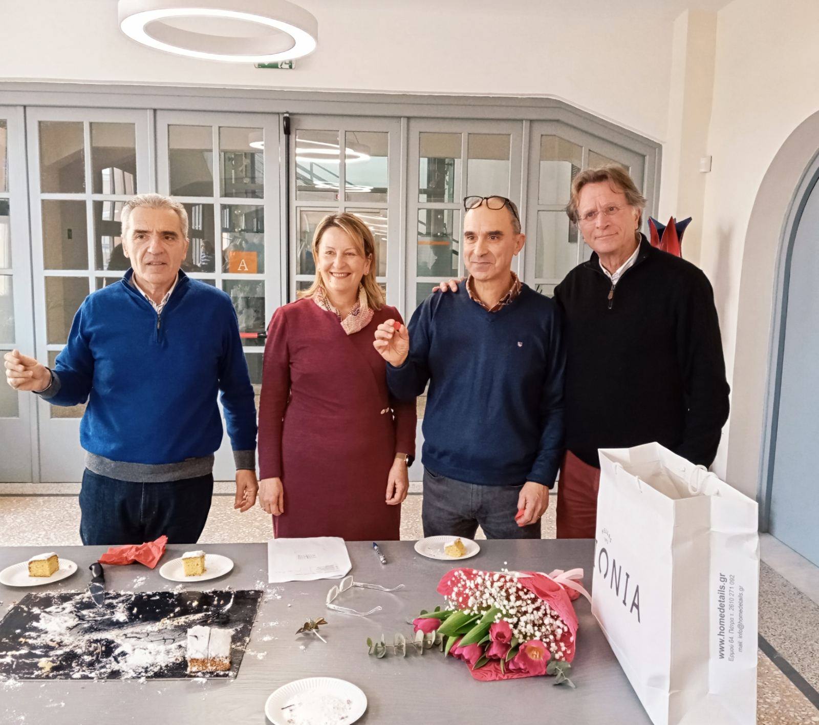 Ευχές και δωράκι στην Τογιοπούλου, στην Πολεοδομία Πατρών ΦΩΤΟ