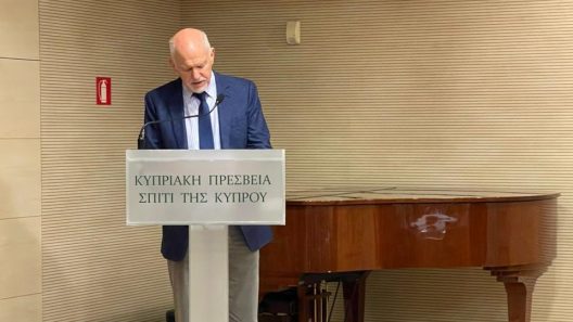 Ο Γ. Παπανδρέου στο βιβλίο της Αθηνάς Φιλίππου «Ο Νόμος είχε τη δική του Ιστορία» ΦΩΤΟ