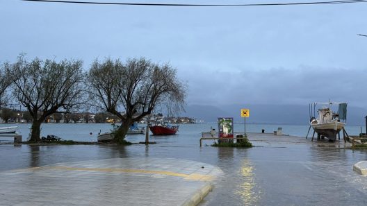 Ψαθόπυργος: Ανέβηκε η στάθμη της θάλασσας, φόβος για παλίρροια ΦΩΤΟ