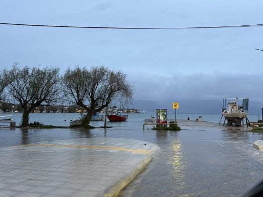 Ψαθόπυργος: Ανέβηκε η στάθμη της θάλασσας, φόβος για παλίρροια ΦΩΤΟ