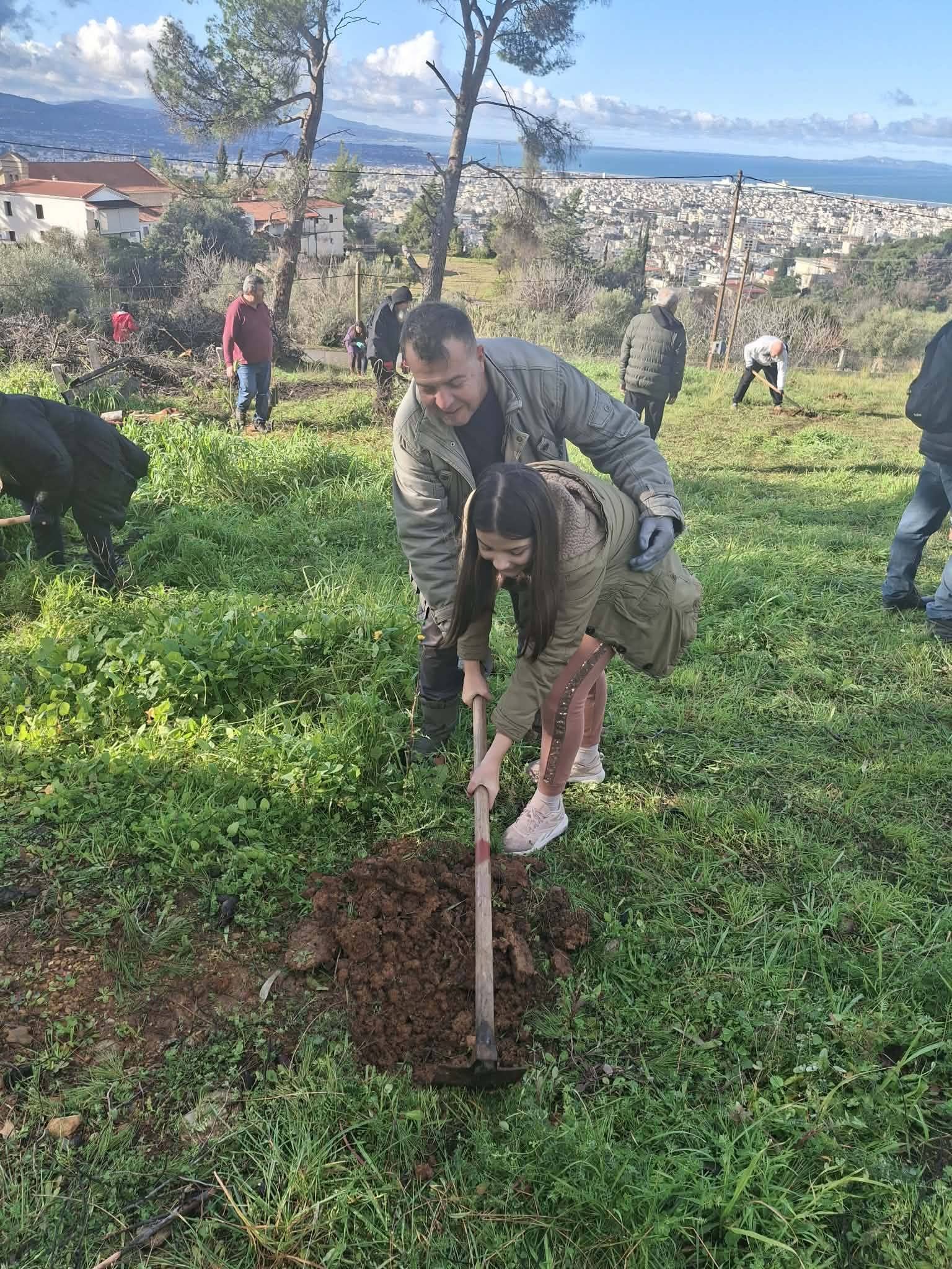 Ξαναδίνουν ζωή στο «καμένο» Γηροκομειό της Πάτρας, με νέες φυτεύσεις ΦΩΤΟ 30 Ξαναδίνουν ζωή στο «καμένο» Γηροκομειό της Πάτρας, με νέες φυτεύσεις ΦΩΤΟ