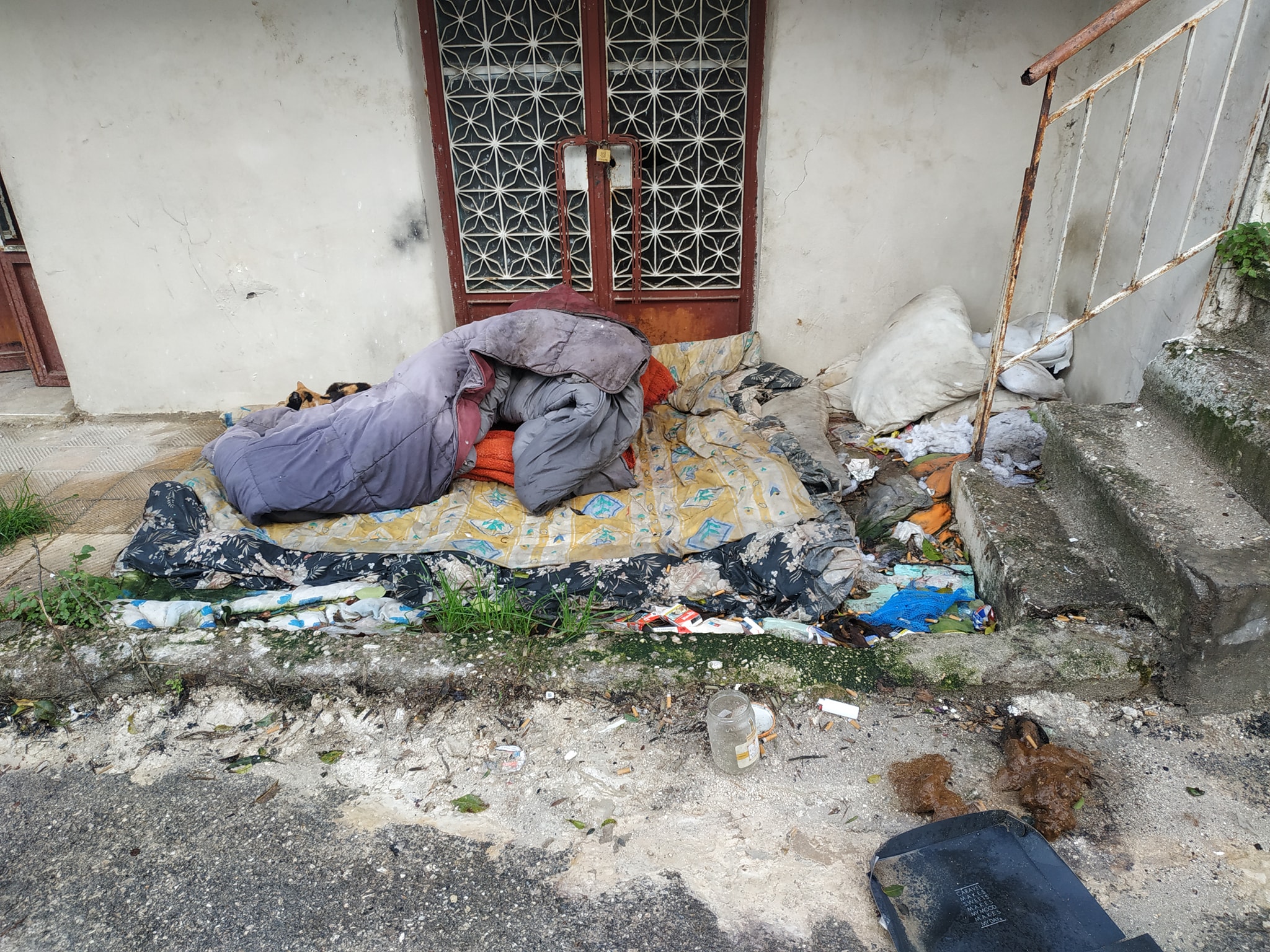 Βλατερό Πάτρας: Αστεγος, με νοητικό πρόβλημα, ευαισθητοποιεί την μικρή κοινωνία ΦΩΤΟ