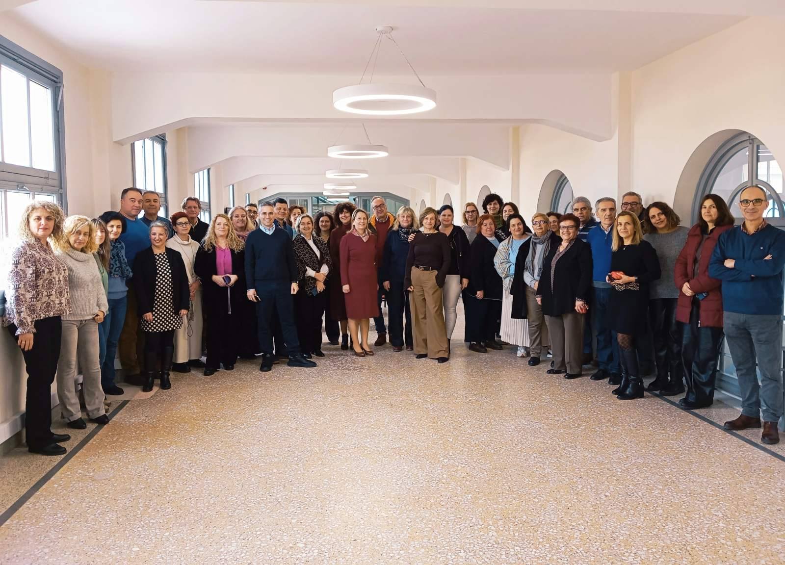 Ευχές και δωράκι στην Τογιοπούλου, στην Πολεοδομία Πατρών ΦΩΤΟ