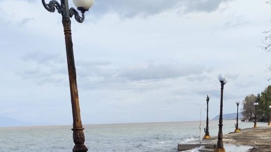 Αχαΐα: Η θάλασσα ξήλωσε φωτιστικούς στύλους, με κίνδυνο ηλεκτροπληξίας ΦΩΤΟ