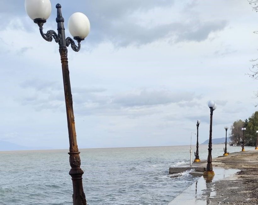 Αχαΐα: Η θάλασσα ξήλωσε φωτιστικούς στύλους, με κίνδυνο ηλεκτροπληξίας ΦΩΤΟ