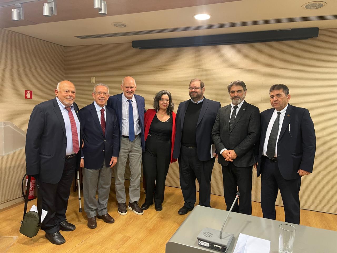 Ο Γ. Παπανδρέου στο βιβλίο της Αθηνάς Φιλίππου «Ο Νόμος είχε τη δική του Ιστορία» ΦΩΤΟ 29 Ο Γ. Παπανδρέου στο βιβλίο της Αθηνάς Φιλίππου «Ο Νόμος είχε τη δική του Ιστορία» ΦΩΤΟ