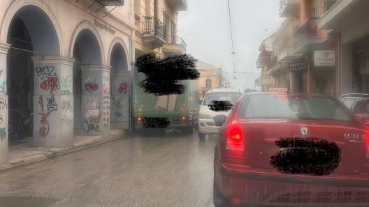Πάτρα: Κυκλοφοριακό «έμφραγμα» στην Γερμανού... για λίγα ψώνια! ΦΩΤΟ