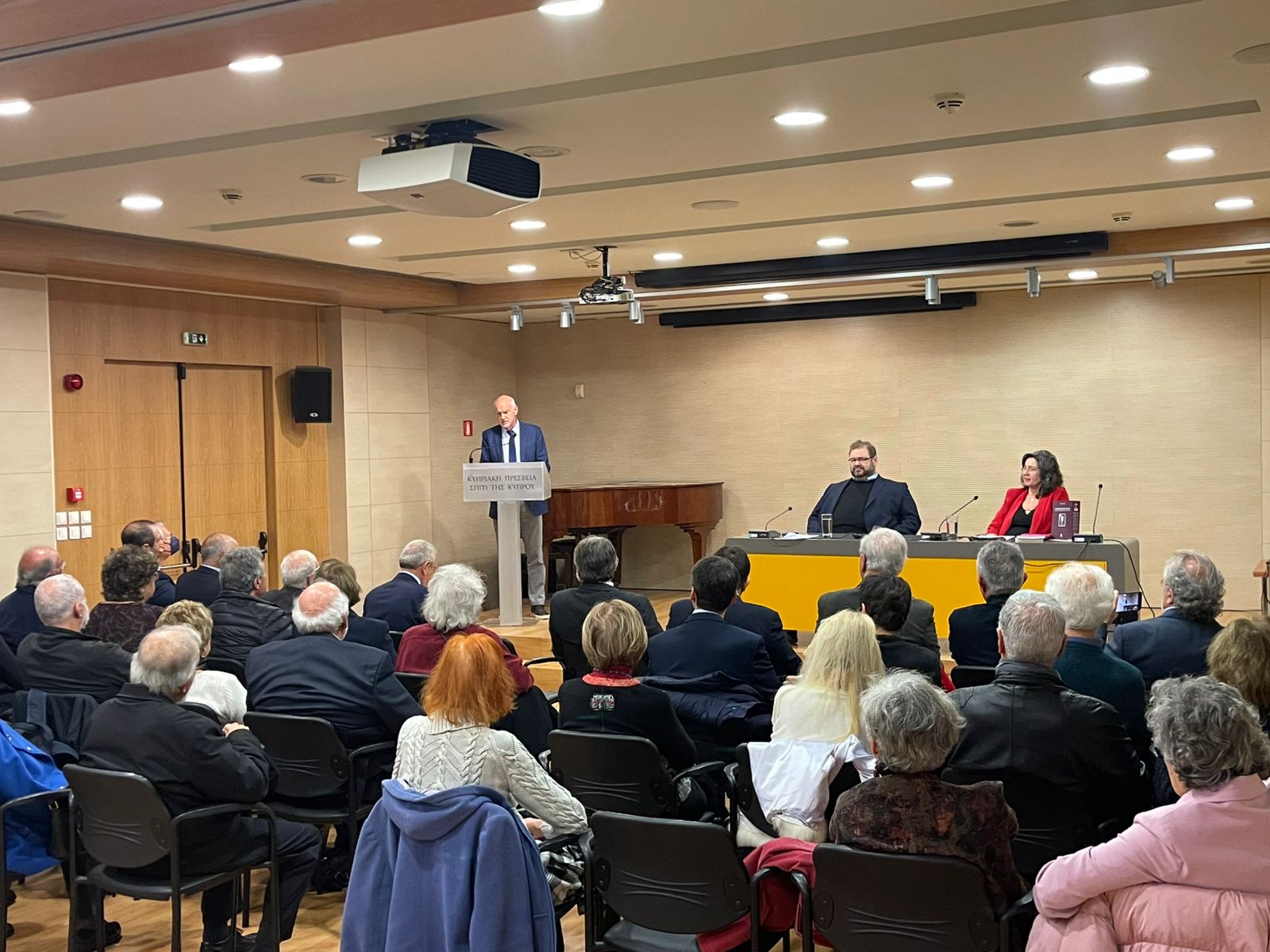Ο Γ. Παπανδρέου στο βιβλίο της Αθηνάς Φιλίππου «Ο Νόμος είχε τη δική του Ιστορία» ΦΩΤΟ 30 Ο Γ. Παπανδρέου στο βιβλίο της Αθηνάς Φιλίππου «Ο Νόμος είχε τη δική του Ιστορία» ΦΩΤΟ