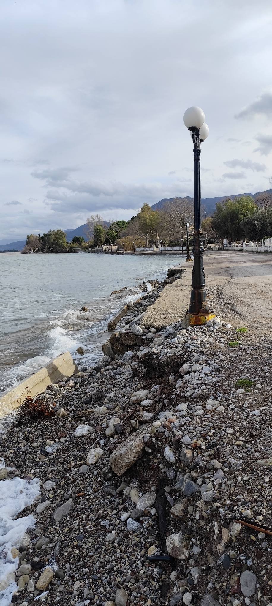 Αχαΐα: «Φαγώθηκε» η ακτή στη Ροδιά, ειδοποιήθηκαν για μέτρα δύο Υπουργεία ΦΩΤΟ