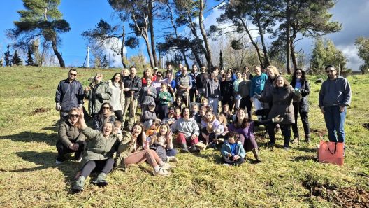 Ξαναδίνουν ζωή στο «καμένο» Γηροκομειό της Πάτρας, με νέες φυτεύσεις ΦΩΤΟ