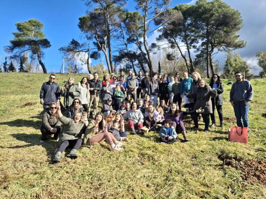 Ξαναδίνουν ζωή στο «καμένο» Γηροκομειό της Πάτρας, με νέες φυτεύσεις ΦΩΤΟ