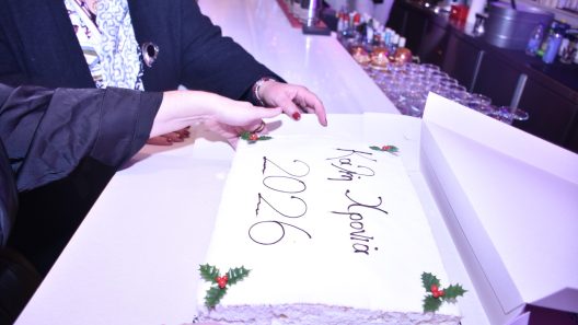 Πίτα αγάπης και προσφοράς με τρία φλουριά, από τον Safety Project, στην Πάτρα ΦΩΤΟ