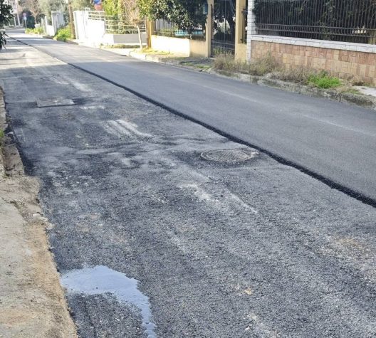 Eγλυκάδα Πατρών: «Ράβε ξήλωνε» σε δρόμο, ρίχνουν άσφαλτο...με διαρροή της ΔΕΥΑΠ! ΦΩΤΟ