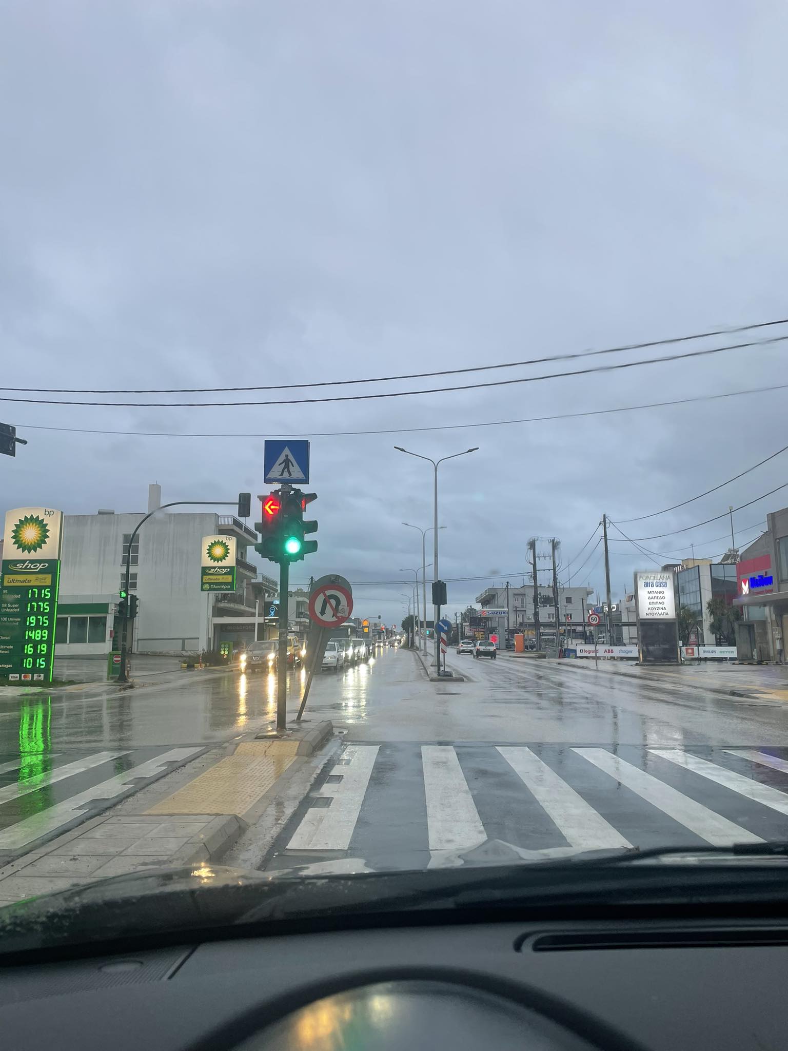 Πάτρα: Επικίνδυνη σήμανση για οδηγούς, έτοιμη να πέσει πάνω τους ΦΩΤΟ