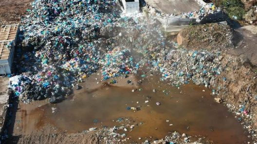 Αίγιο: «Βουνό» από σκουπίδια δίπλα σε ποτάμι, απειλούν με μόλυνση θάλασσα και υδροφόρο ορίζοντα ΦΩΤΟ