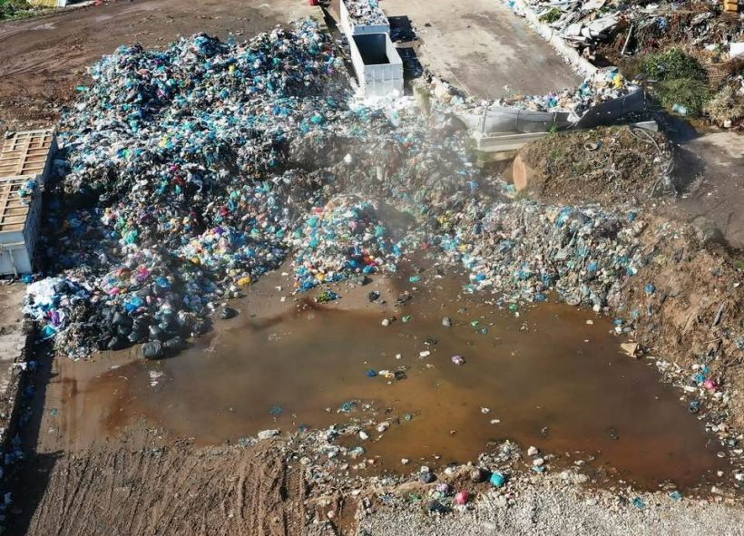 Αίγιο: «Βουνό» από σκουπίδια δίπλα σε ποτάμι, απειλούν με μόλυνση θάλασσα και υδροφόρο ορίζοντα ΦΩΤΟ