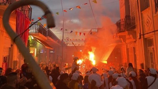 « Κάηκε» η Ακράτα κάνοντας τη νύχτα - μέρα στο Καρναβάλι ΦΩΤΟ