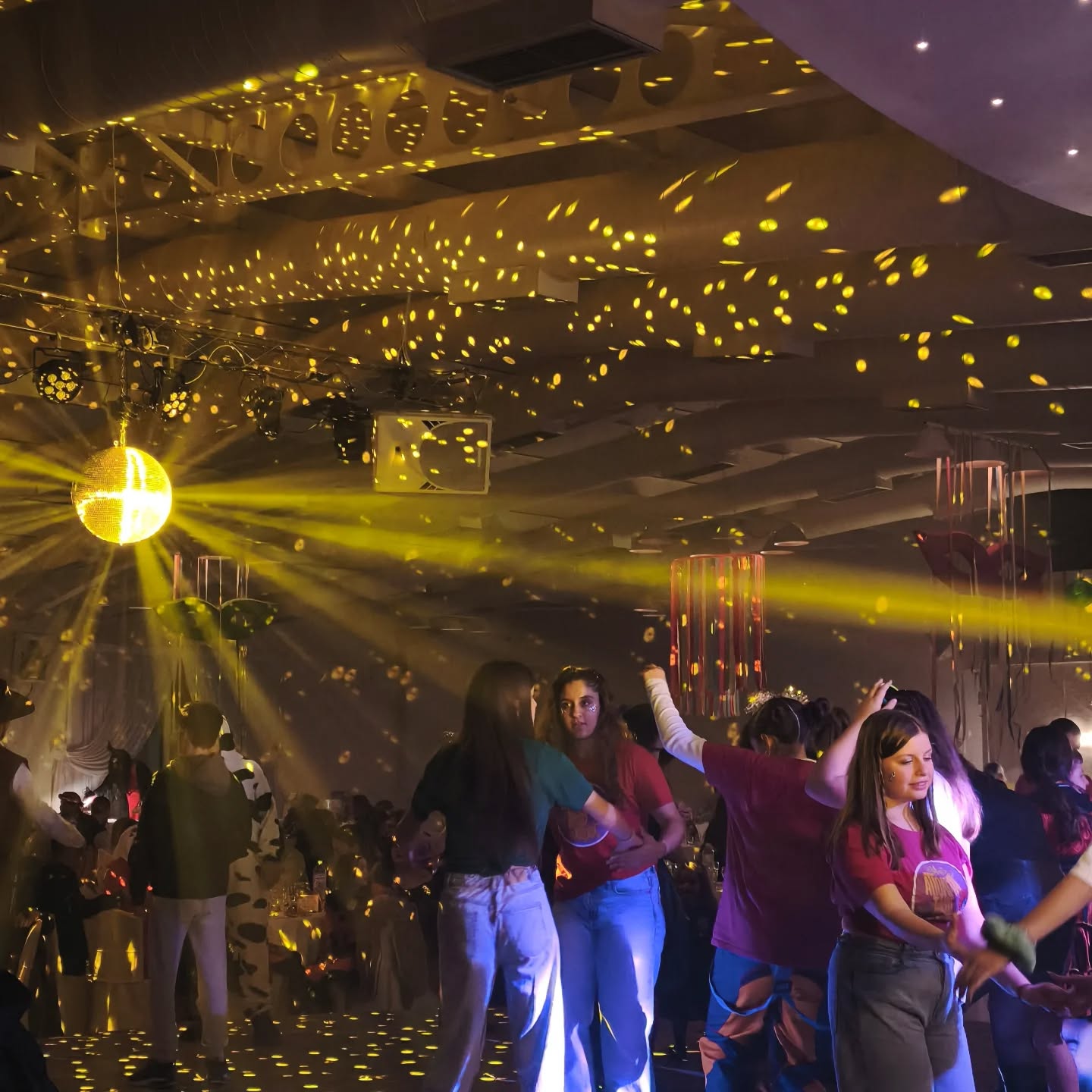 Σαν σε παλιά Ντισκοτέκ το πάρτι του Γομοστού ΦΩΤΟ